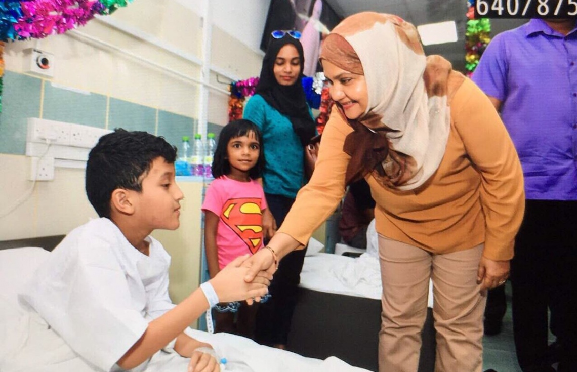 ހުޅުމާލެ: ޑިސެމްބަރު 13، 2017- ސޮދަގާތު ފައުންޑޭޝަންގެ އެހީތެރިކަމާ އެކު، ހިތާނު ކޮށްފައިވާ ކުއްޖަކާ ފަސްޓް ލޭޑީ ފާތުމަތު އިބްރާހީމް މިއަދު ވާހަކަ ދައްކަވަނީ: އެ ފައުންޑޭޝަންގެ މި އަހަރުގެ ހިތާނީ ފެސްޓިވަލްގެ ޑިމާންޑު ވަރަށް ބޮޑު.