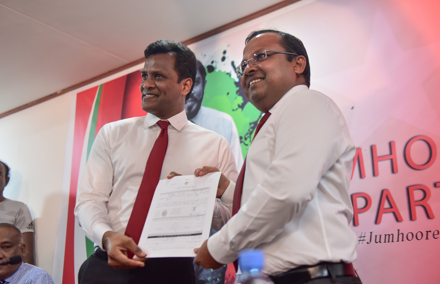 ޖޭޕީގެ ޓިކެޓްގައި ވާދަކުރައްވަފާނެ ކަމަށް ވާހަކަ ދެކެވޭ އަބްދުﷲ ރިޔާޒް (ކ) އަދި އުމަރު ނަސީރު. ---ފޮޓޯ: ހުސެއިން ވަހީދު/ މިހާރު