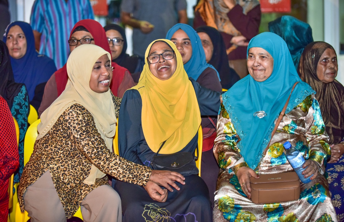 ވިލިމާލެ: ޑިސެމްބަރު 14، 2017- އިދިކޮޅު ހަރަކާތުން މި ރަށުގައި ބޭއްވި ބައްދަލުވުމުގައި ބައިވެރިވި ބައެއް މީހުން.---ފޮޓޯ: ނިޝާން އަލީ/މިހާރު