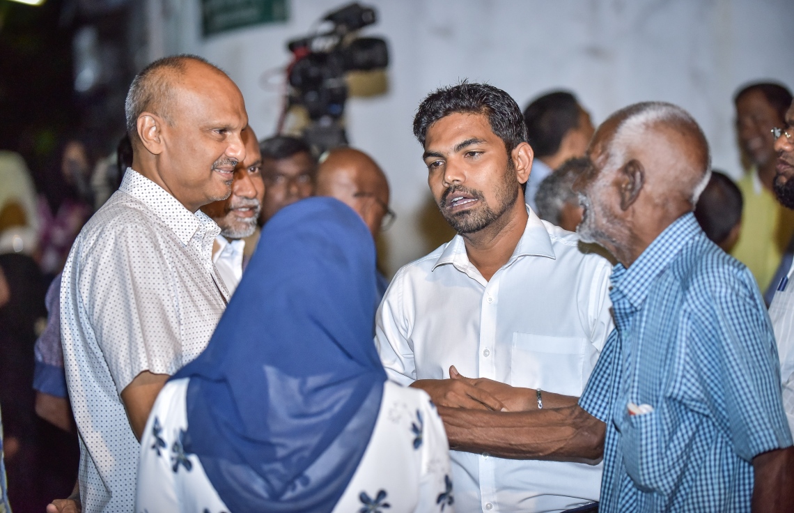 ވިލިމާލެ: ޑިސެމްބަރު 14، 2017- އިދިކޮޅު ހަރަކާތުން މި ރަށުގައި ބޭއްވި ބައްދަލުވުމުގައި ބައިވެރިވެވަޑައިގެންނެވި، އެ ހަރަކާތުގެ އިސް ބައެއް ބޭފުޅުން.---ފޮޓޯ: ނިޝާން އަލީ/މިހާރު