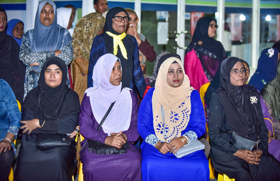 ވިލިމާލެ: ޑިސެމްބަރު 14، 2017- އިދިކޮޅު ހަރަކާތުން މި ރަށުގައި ބޭއްވި ބައްދަލުވުމުގައި ބައިވެރިވި ބައެއް މީހުން.---ފޮޓޯ: ނިޝާން އަލީ/މިހާރު