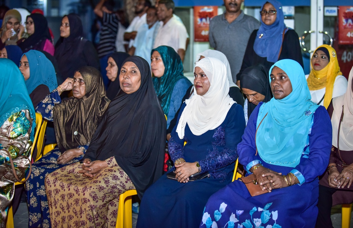 ވިލިމާލެ: ޑިސެމްބަރު 14، 2017- އިދިކޮޅު ހަރަކާތުން މި ރަށުގައި ބޭއްވި ބައްދަލުވުމުގައި ބައިވެރިވި ބައެއް މީހުން.---ފޮޓޯ: ނިޝާން އަލީ/މިހާރު