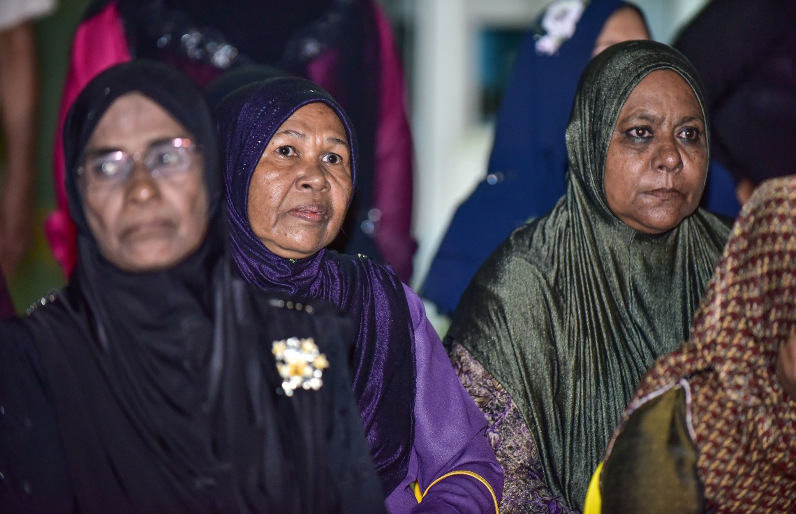 ވިލިމާލެ: ޑިސެމްބަރު 14، 2017- އިދިކޮޅު ހަރަކާތުން މި ރަށުގައި ބޭއްވި ބައްދަލުވުމުގައި ބައިވެރިވި ބައެއް މީހުން.---ފޮޓޯ: ނިޝާން އަލީ/މިހާރު