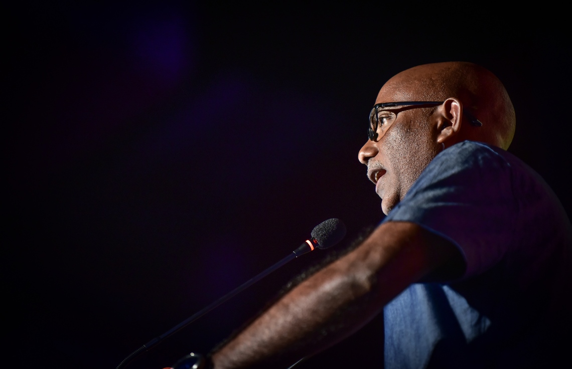 ވިލިމާލެ: ޑިސެމްބަރު 14، 2017- އިދިކޮޅު ހަރަކާތުން މި ރަށުގައި ބޭއްވި ބައްދަލުވުމުގައި، ޖުމްހޫރީ ޕާޓީގެ ސެކްރެޓަރީ ޖެނެރަލް އަދި ރައްޔިތުންގެ މަޖިލީހުގެ ދިއްދޫ ދާއިރާގެ ކުރީގެ މެމްބަރު އަހުމަދު ސަމީރު ވާހަކަ ދައްކަވަނީ.---ފޮޓޯ: ނިޝާން އަލީ/މިހާރު