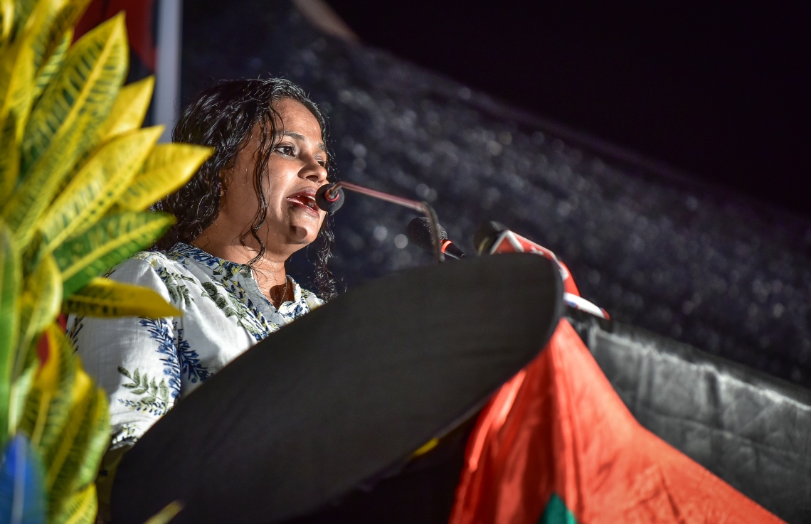 ވިލިމާލެ: ޑިސެމްބަރު 14، 2017- އިދިކޮޅު ހަރަކާތުން މި ރަށުގައި ބޭއްވި ބައްދަލުވުމުގައި، އިދިކޮޅު ހަރަކާތާ ގުޅިވަޑައިގެން މަސައްކަތް ކުރައްވާ، ކުރީގެ ރައީސް މައުމޫން އަބްދުލް ގައްޔޫމްގެ ފެކްޝަންގެ މެމްބަރު ނާދިރާ ވާހަކަ ދައްކަވަނީ.---ފޮޓޯ: ނިޝާން އަލީ/މިހާރު