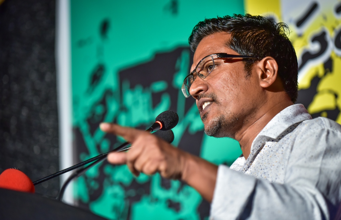 އަމީތާއި އިންތިގެ ޕާސްޕޯޓް ދޫކޮށްލައިފި