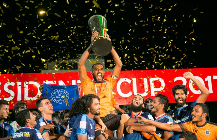 އޮއްޕޮގެ ދެ ލަނޑުން ނިއު އިން ގައުމީ ތަށި ހޯދައިފި