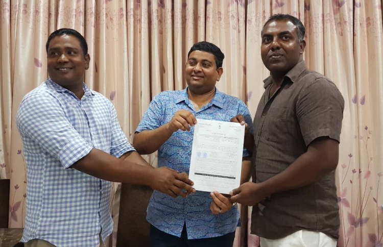 އިހަވަންދޫން ގިނަ ބަޔަކު ޕީޕީއެމަށް ސޮއިކޮށްފި