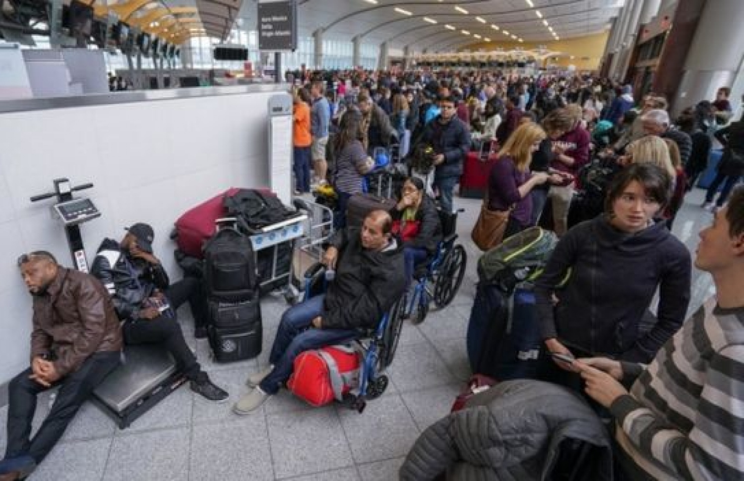 އެޓްލާންޓާ އެއާޕޯޓުން ކަރަންޓް ކެނޑުމުން، ޑިސެމްބަރު 18، 2017ގައި، އެތައް ހާސް ބަޔަކު ވާނުވާ ނޭނގިފައި