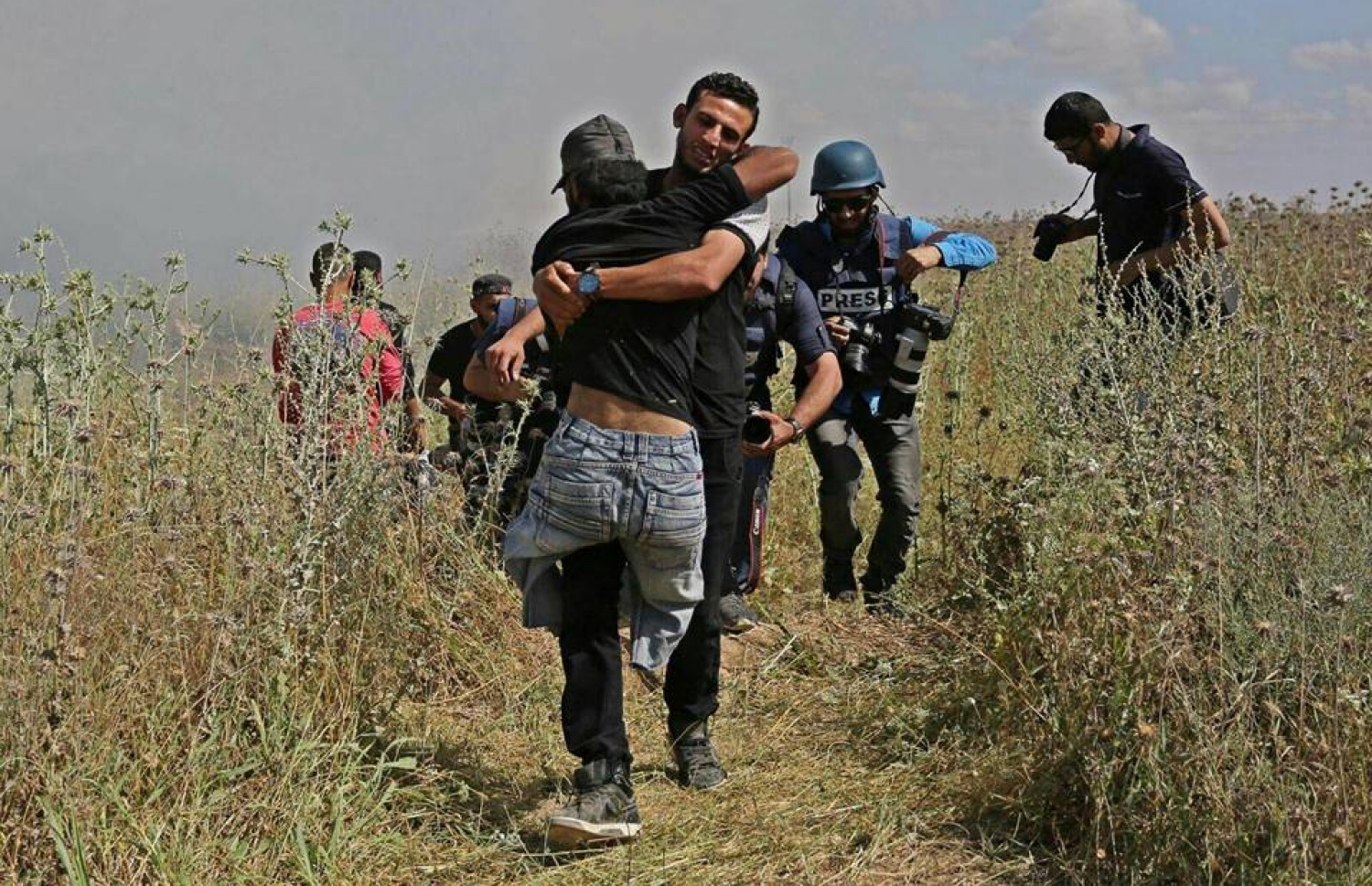 އިޒްރޭލު ސިފައިންގެ ހަމަލާތަކުން ސަލާމަތް ކުރުމަށްޓަކައި ފަލަސްތީނުގެ ޒުވާނަކު އަބޫ ސުރައްޔާ ނަގައިގަނެގެން ގެންދަނީ