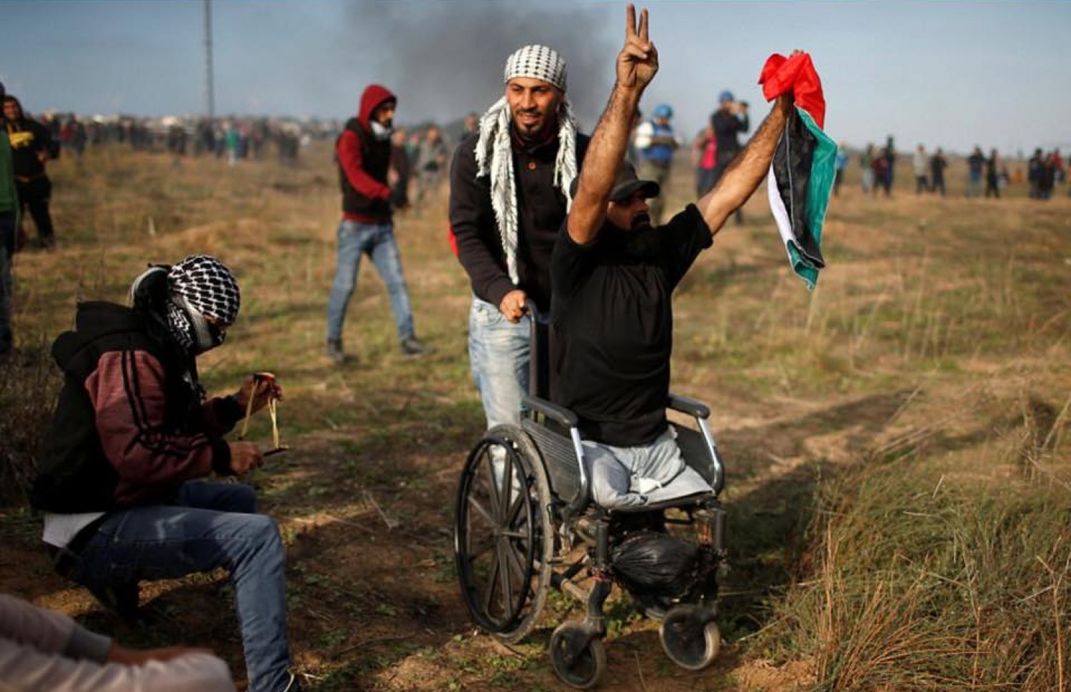 ފުރޮޅުލީ ގޮނޑީގައި އިނދެ އަބޫ ސުރައްޔާ އެއް އަތުން ފަލަސްތީނުގެ ދިދަ އަނެއް އަތުން ކާމިޔާބީގެ ނިޝާން އިޒްރޭލު ސިފައިންނަށް ދައްކަނީ.