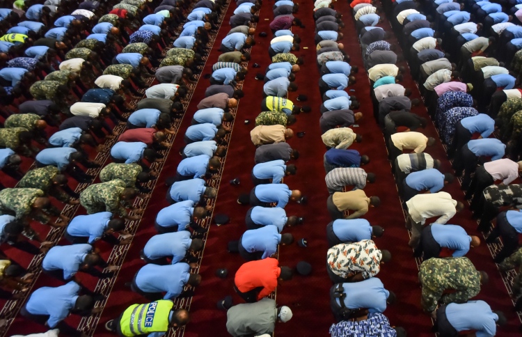 ފަންސާސް ނަމާދުގެ ސަވާބު، އެކަމަކު ފަސް ނަމާދު!