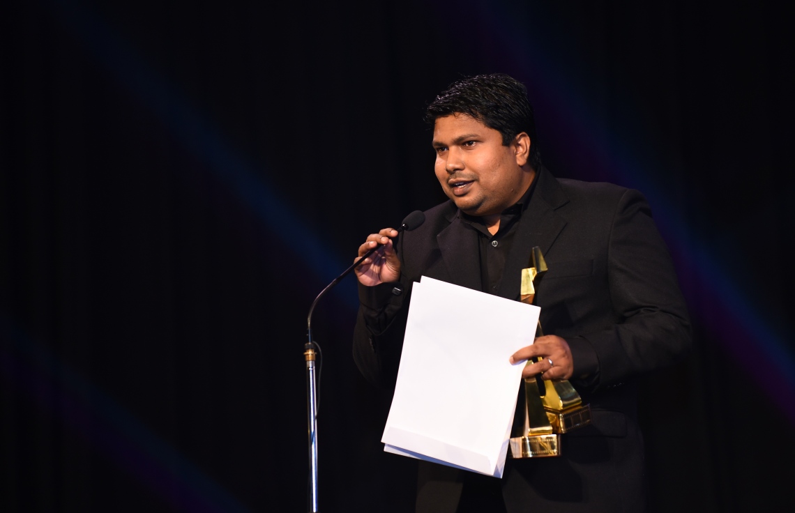 މާލެ: ޑިސެމްބަރު 19، 2017- އެންސީއޭ އިން 2014-2016 އަށް ރިލީޒް ކުރި ފިލްމްތަކަށް ހާއްސަކޮށްގެން އޮލިމްޕަސް ސިނަމާގައި ބޭއްވި 8 ވަނަ ދިވެހި ފިލްމް އެވޯޑްްސްގައި އެވޯޑަކާއި ހަވާލުވުމަށްފަހު ޑައިރެކްޓަރު އަލީ ޝިފާއު ވާހަކަދައްކަނީ.---ފޮޓޯ: ހުސެއިން ވަހީދު/މިހާރު