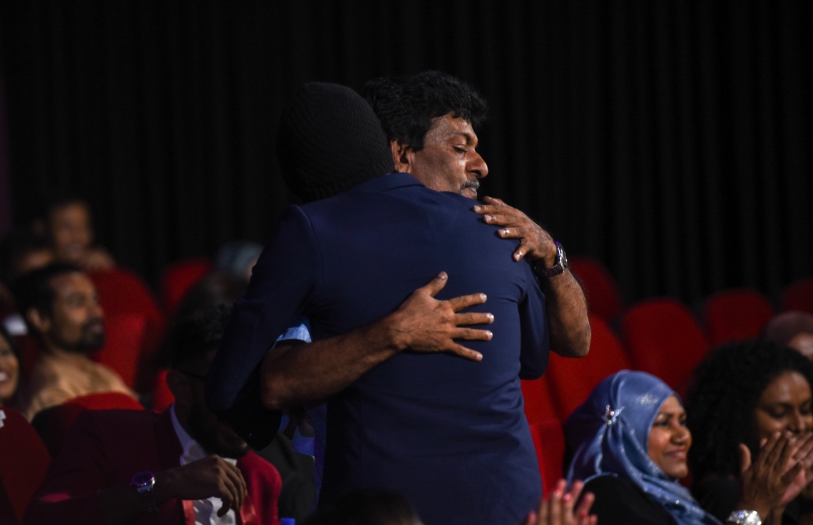 މާލެ: ޑިސެމްބަރު 19، 2017- އެންސީއޭ އިން 2014-2016 އަށް ރިލީޒް ކުރި ފިލްމްތަކަށް ހާއްސަކޮށްގެން އޮލިމްޕަސް ސިނަމާގައި ބޭއްވި 8 ވަނަ ދިވެހި ފިލްމް އެވޯޑްްސްގައި އެންމެ މޮޅު އެކްޓަރުކަން ނިމާލުގެ ދަރިފުޅު ޖުމައްޔިލް އަށް ލިބުމުގެ އުފަލުގައި ދެމީހުން ބައްދާލަނީ.---ފޮޓޯ: ހުސެއިން ވަހީދު/މިހާރު