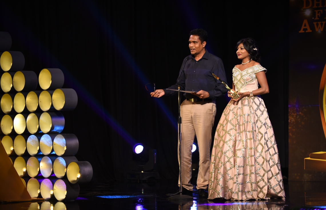 މާލެ: ޑިސެމްބަރު 19، 2017- އެންސީއޭ އިން 2014-2016 އަށް ރިލީޒް ކުރި ފިލްމްތަކަށް ހާއްސަކޮށްގެން އޮލިމްޕަސް ސިނަމާގައި ބޭއްވި 8 ވަނަ ދިވެހި ފިލްމް އެވޯޑްްސްގައި އެންމެ މޮޅު އެކްޓްރެސް ކަމުގެ އެވޯޑާއި މަޖުދާ ހަވާލުވަނީ.---ފޮޓޯ: ހުސެއިން ވަހީދު/މިހާރު