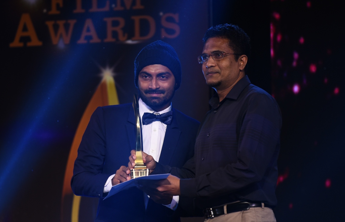 މާލެ: ޑިސެމްބަރު 19، 2017- އެންސީއޭ އިން 2014-2016 އަށް ރިލީޒް ކުރި ފިލްމްތަކަށް ހާއްސަކޮށްގެން އޮލިމްޕަސް ސިނަމާގައި ބޭއްވި 8 ވަނަ ދިވެހި ފިލްމް އެވޯޑްްސްގައި އެންމެ މޮޅު އެކްޓަރު ކަމުގެ އެވޯޑާއި ޖުމައްޔިލް ހަވާލުވަނީ.---ފޮޓޯ: ހުސެއިން ވަހީދު/މިހާރު