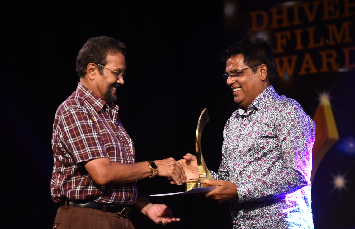 މާލެ: ޑިސެމްބަރު 19، 2017- އެންސީއޭ އިން 2014-2016 އަށް ރިލީޒް ކުރި ފިލްމްތަކަށް ހާއްސަކޮށްގެން އޮލިމްޕަސް ސިނަމާގައި ބޭއްވި 8 ވަނަ ދިވެހި ފިލްމް އެވޯޑްްސްގައި ލައިފްޓައިމް އެވޯޑު ހާސިލްކުރެއްވި މުހައްމަދު މުސްތަފާ ހުސައިން އަށް މަޖިލީހުގެ ނައިބު ރައީސް އަދި ފިލްމީ ތަރިއެއްގެ ގޮތުގައި ގިނަދުވަހު ހިދުމަތްކުރެއްވި ރީކޯ މޫސާ އެވޯޑު ހަވާލުކޮށްދެއްވަނީ.---ފޮޓޯ: ހުސެއިން ވަހީދު/މިހާރު