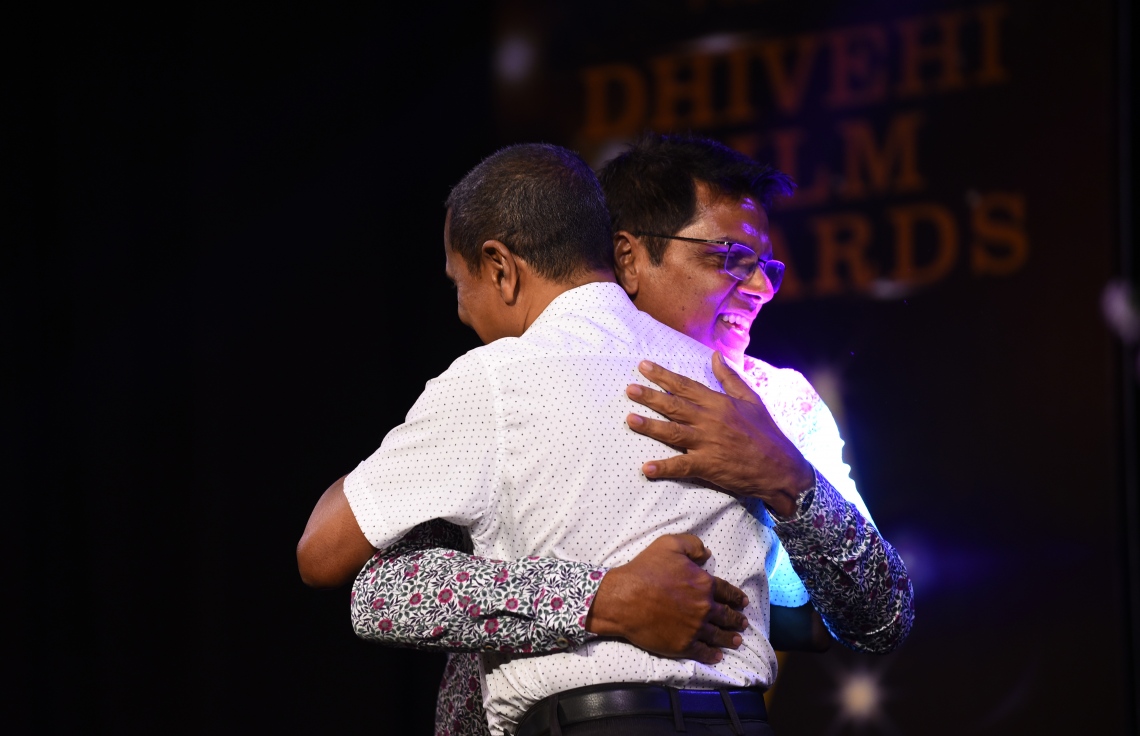 މާލެ: ޑިސެމްބަރު 19، 2017- އެންސީއޭ އިން 2014-2016 އަށް ރިލީޒް ކުރި ފިލްމްތަކަށް ހާއްސަކޮށްގެން އޮލިމްޕަސް ސިނަމާގައި ބޭއްވި 8 ވަނަ ދިވެހި ފިލްމް އެވޯޑްްސްގައި ލައިފްޓައިމް އެވޯޑު ހާސިލްކުރި އަސްލަމް އަށް އެވޯޑު އެރުވުމުގެ ކުރިން އަސްލަމްގެ ފިލްމުތަކުން މަޝްހޫރުވި ރީކޯ މޫސާ މަނިކު އާއި ބައްދާލަނީ.---ފޮޓޯ: ހުސެއިން ވަހީދު/މިހާރު