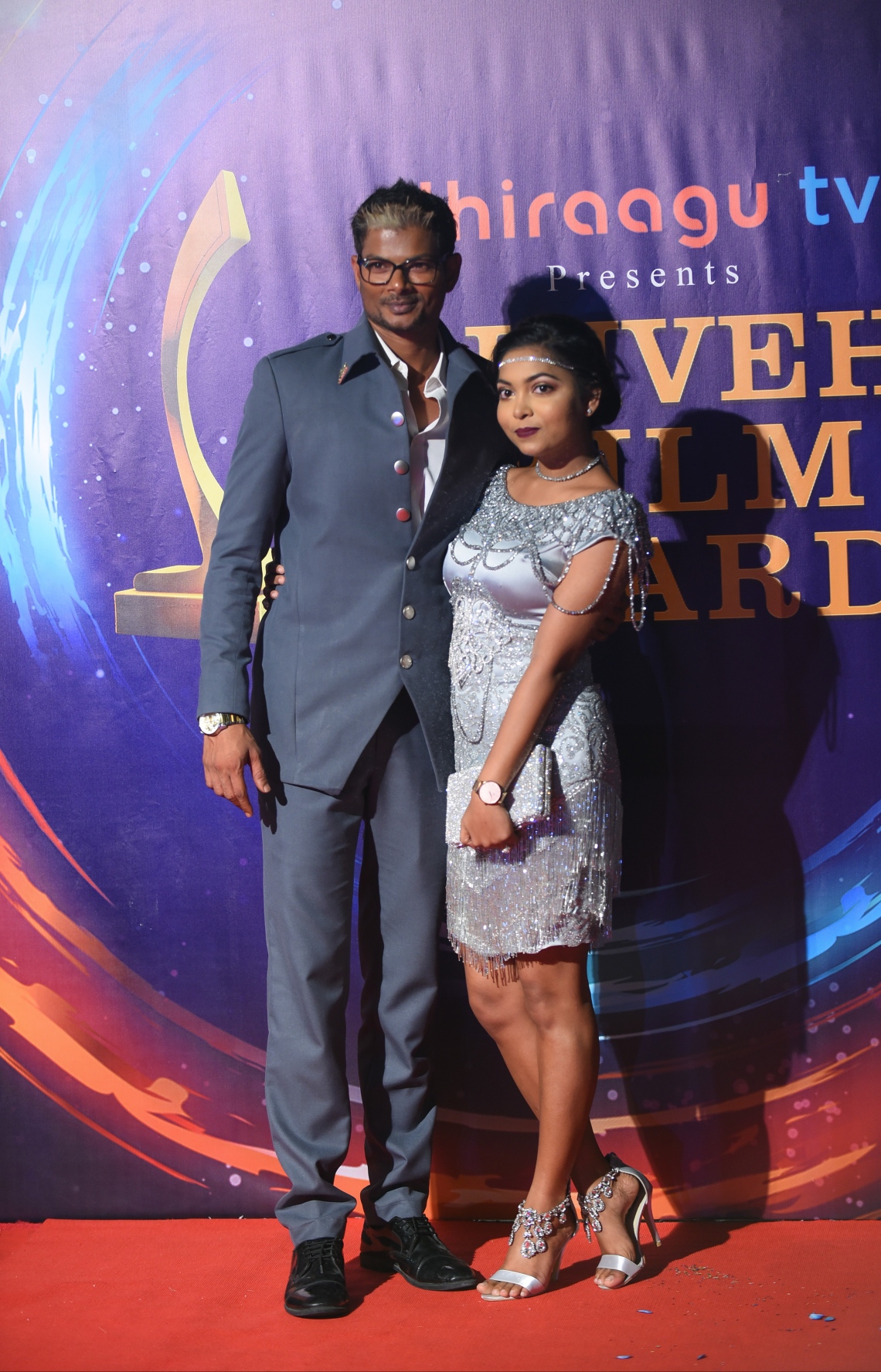 މާލެ: ޑިސެމްބަރު 19، 2017- އެންސީއޭ އިން 2014-2016 އަށް ރިލީޒް ކުރި ފިލްމްތަކަށް ހާއްސަކޮށްގެން އޮލިމްޕަސް ސިނަމާގައި ބޭއްވި 8 ވަނަ ދިވެހި ފިލްމް އެވޯޑްްސް ނިންމާލުމަށްފަހު މަޝްހޫރު އެކްޓަރު ސީޒަން އަދި ޒުވާން އެކްޓްރެސް މަލް އެކުގައި ފޮޓޯއަކަށް ހުއްޓިގެން.---ފޮޓޯ: ހުސެއިން ވަހީދު/މިހާރު