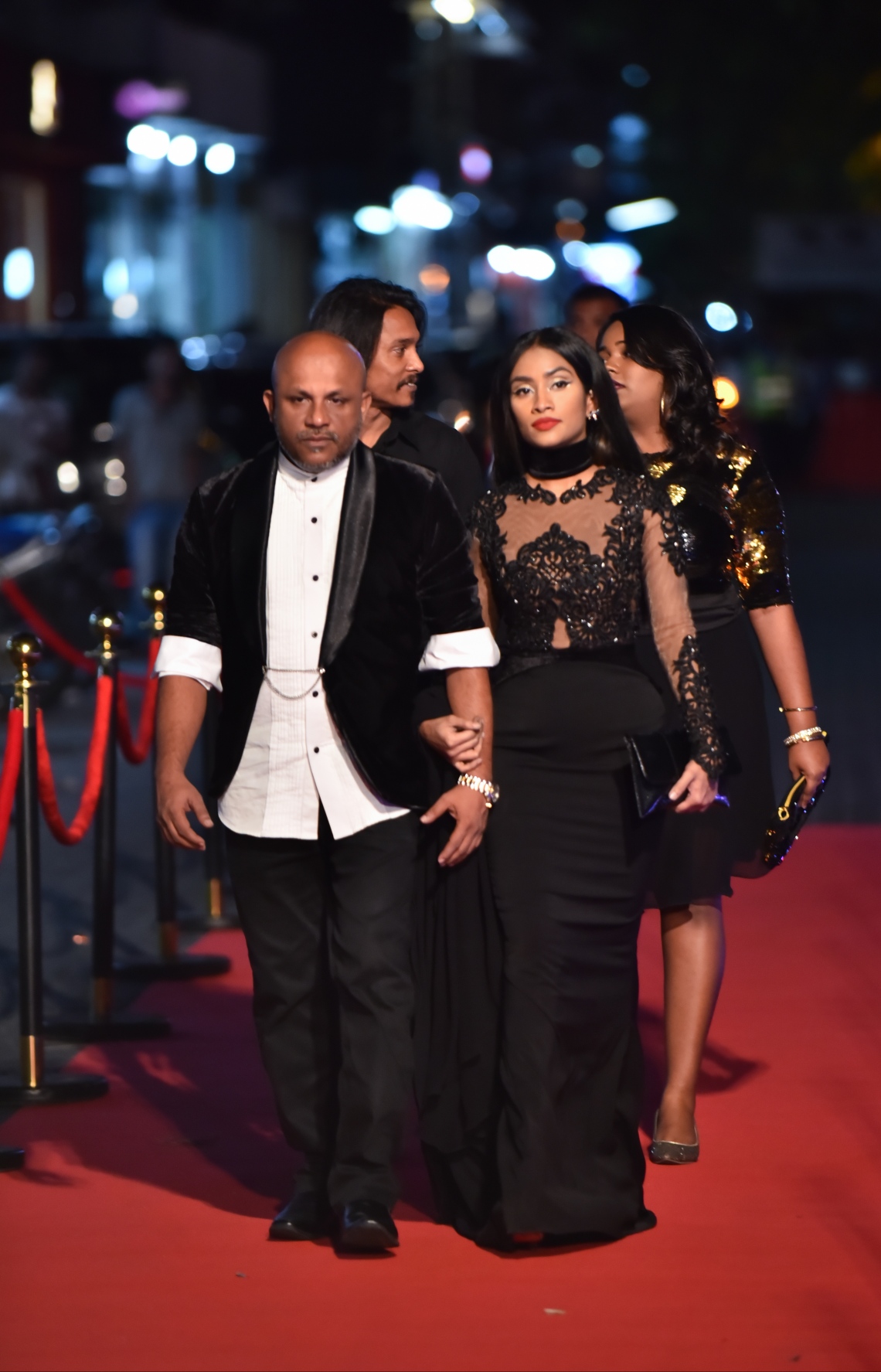 މާލެ: ޑިސެމްބަރު 19، 2017- އެންސީއޭ އިން 2014-2016 އަށް ރިލީޒް ކުރި ފިލްމްތަކަށް ހާއްސަކޮށްގެން އޮލިމްޕަސް ސިނަމާގައި ބޭއްވި 8 ވަނަ ދިވެހި ފިލްމް އެވޯޑްްސްގައި ރާއްޖޭގެ މަޝްހޫރު ބައެއް ލަވަކިޔުންތެރިން ބައިވެރިވަނީ.---ފޮޓޯ: ހުސެއިން ވަހީދު/މިހާރު