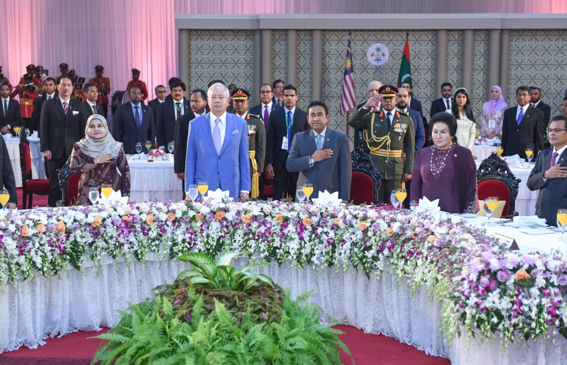 މާލެ: ޑިސެމްބަރު 20، 2017- މެލޭޝިއާގެ ބޮޑުވަޒީރު ނަޖީބުގެ ދެކަނބަލުންގެ ޝަރަފުގައި ރައީސް ޔާމީންގެ ދެކަނބަލުން ބޭއްވެވި ރަސްމީ ޖާފަތުގެ ތެރެއިން---ފޮޓޯ: ރައީސް އޮފީސް