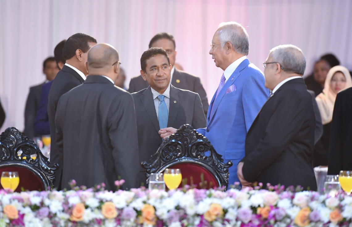 މާލެ: ޑިސެމްބަރު 20، 2017- މެލޭޝިއާގެ ބޮޑުވަޒީރު ނަޖީބުގެ ދެކަނބަލުންގެ ޝަރަފުގައި ރައީސް ޔާމީންގެ ދެކަނބަލުން ބޭއްވެވި ރަސްމީ ޖާފަތުގެ ތެރެއިން---ފޮޓޯ: ރައީސް އޮފީސް