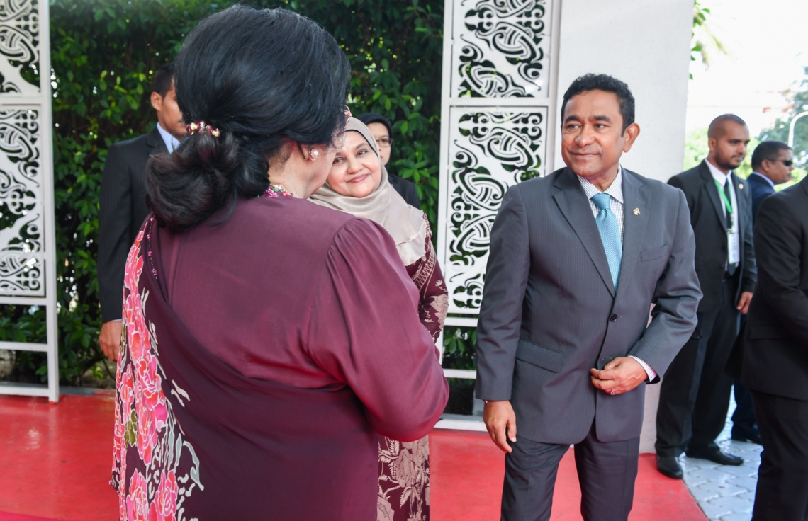 މާލެ: ޑިސެމްބަރު 20، 2017- މެލޭޝިއާގެ ބޮޑުވަޒީރު ނަޖީބުގެ ދެކަނބަލުންގެ ޝަރަފުގައި ރައީސް ޔާމީންގެ ދެކަނބަލުން ބޭއްވެވި ރަސްމީ ޖާފަތަށް ފަހު އެ ބޭފުޅުން ދަރުބާރުގެއިން ވަޑައިގަތުމުގެ ކުރިން ރައީސް ޔާމީންގެ ދެކަނބަލުން ސަމާސާ ކޮށްލައްވަނީ.---ފޮޓޯ: ރައީސް އޮފީސް