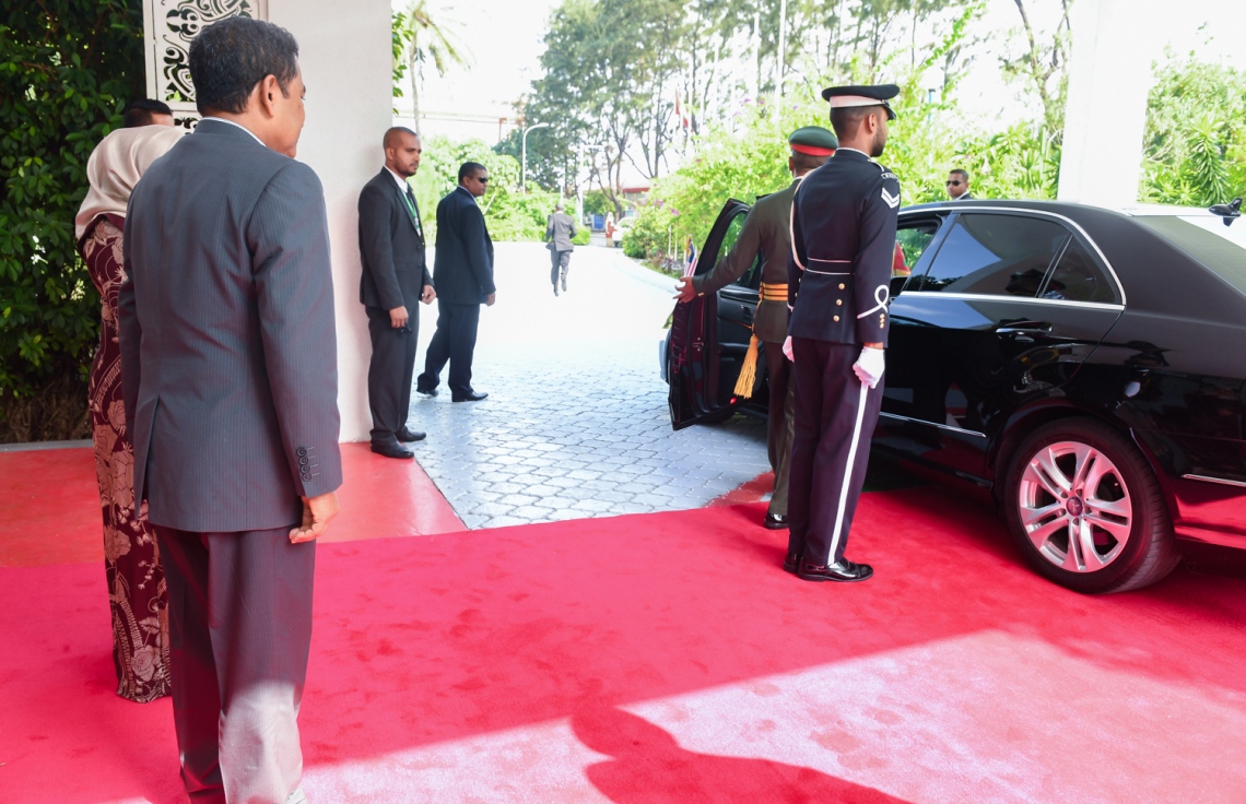 މާލެ: ޑިސެމްބަރު 20، 2017- މެލޭޝިއާގެ ބޮޑުވަޒީރު ނަޖީބުގެ ދެކަނބަލުންގެ ޝަރަފުގައި ރައީސް ޔާމީންގެ ދެކަނބަލުން ބޭއްވެވި ރަސްމީ ޖާފަތަށް ފަހު އެ ބޭފުޅުން ދަރުބާރުގެއިން ވަޑައިގަންނަވާއިރު، ރައީސް ޔާމީންގެ ދެކަނބަލުން އަލްވަދާއު ދަންނަވަނީ.---ފޮޓޯ: ރައީސް އޮފީސް