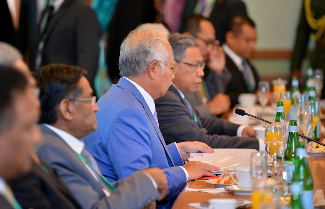 މާލެ: ޑިސެމްބަރު 20، 2017- ރައީސް ޔާމީންގެ ދެކަނބަލުންގެ ދައުވަތަކަށް ރާއްޖެ ވަޑައިގެންނެވި މެލޭޝިއާގެ ބޮޑުވަޒީރު ނަޖީބުގެ ދެކަނބަލުންގެ ރަސްމީ ދަތުރުފުޅާ ގުޅިގެން ބޭއްވި ދެ ގައުމުގެ ރަސްމީ ވާހަކަތައް: ދެ ގައުމުގެ ގުޅުން އިތުރަށް ބަދަހި ކުރުމާ ގުޅޭ ގޮތުން ދެ ލީޑަރުން މި ވާހަކަތަކުގައި މަޝްވަރާ ކުރެއްވި.---ފޮޓޯ: ރައީސް އޮފީސް