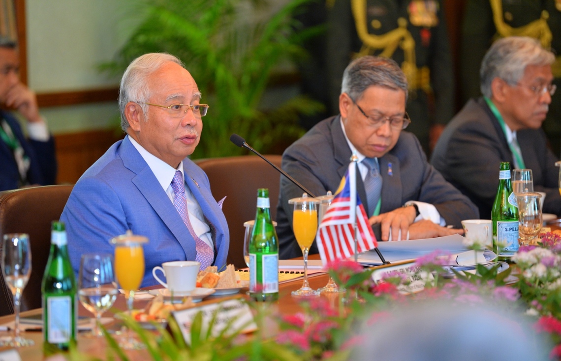 މާލެ: ޑިސެމްބަރު 20، 2017- ރާއްޖެ އާއި މެލޭޝިއާއާ ދެމެދު ބޭއްވި ރަސްމީ ވާހަކަތައް، މެލޭޝިއާގެ ވަފްދުގެ ފަރާތުން ބޮޑުވަޒީރު ނަޖީބު ކުރިއަށް ގެންދަވަނީ.---ފޮޓޯ: ރައީސް އޮފީސް