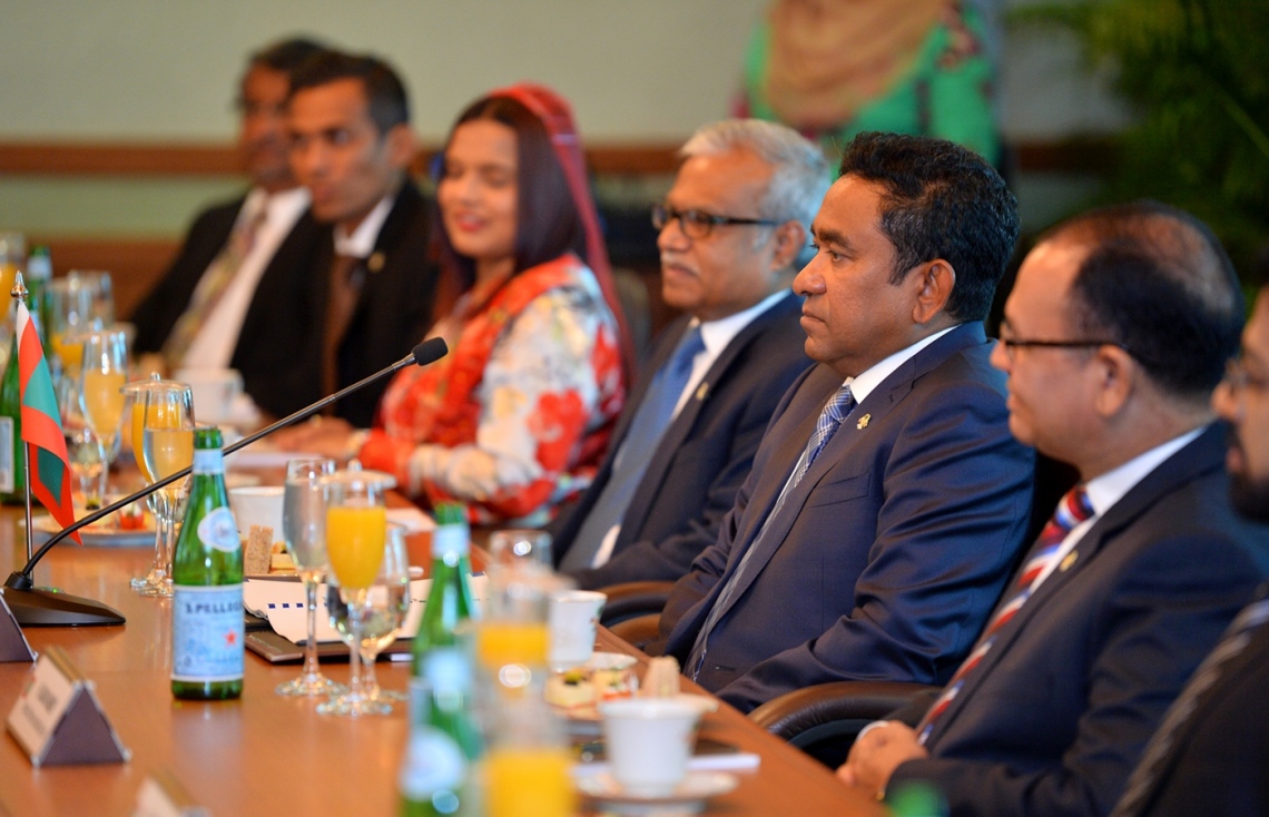 މާލެ: ޑިސެމްބަރު 20، 2017- ރާއްޖެ އާއި މެލޭޝިއާއާ ދެމެދު ބޭއްވި ރަސްމީ ވާހަކަތައް، ދިވެހި ވަފްދުގެ ފަރާތުން ރައީސް ޔާމީން ކުރިއަށް ގެންދަވަނީ.---ފޮޓޯ: ރައީސް އޮފީސް