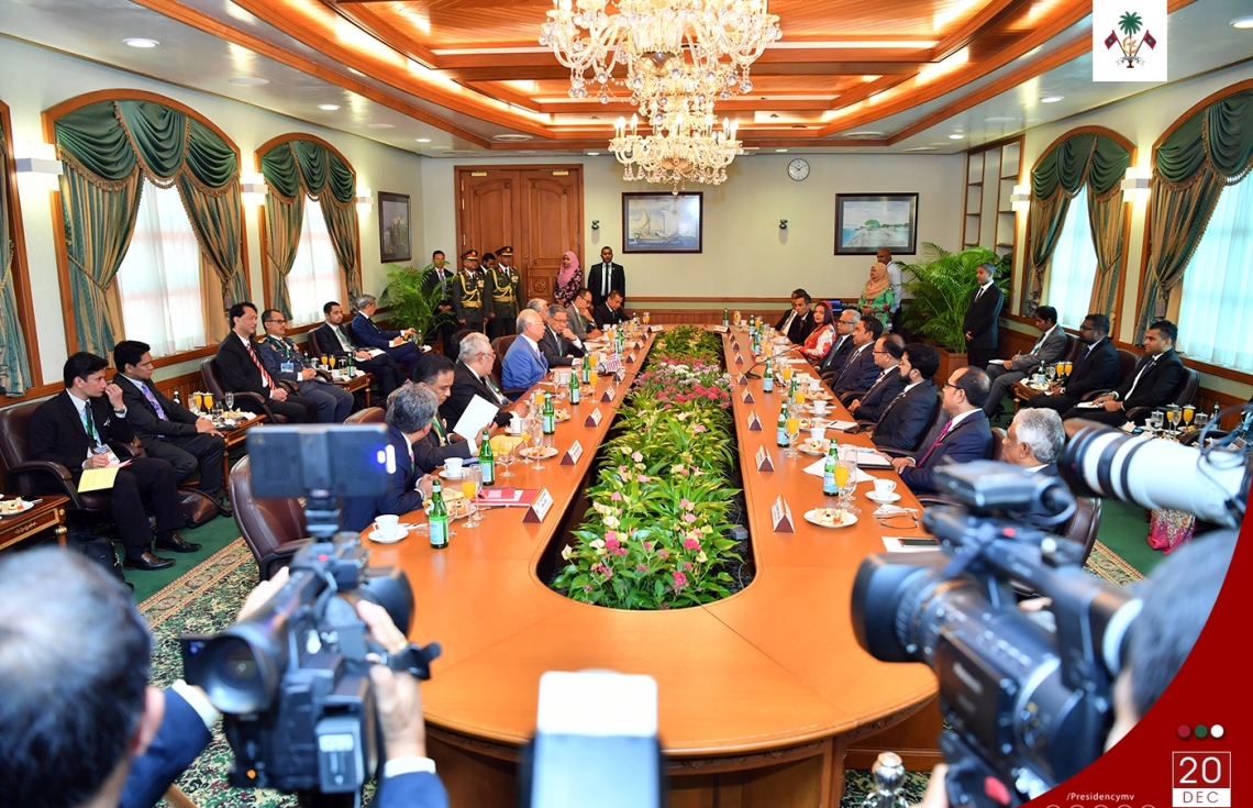 މާލެ: ޑިސެމްބަރު 20، 2017- ރާއްޖެ އާއި މެލޭޝިއާގެ ރަސްމީ ވާހަކަތައް ދެ ގައުމުގެ ލީޑަރުން ކުރިއަށް ގެންދަވަނީ.---ފޮޓޯ: ރައީސް އޮފީސް