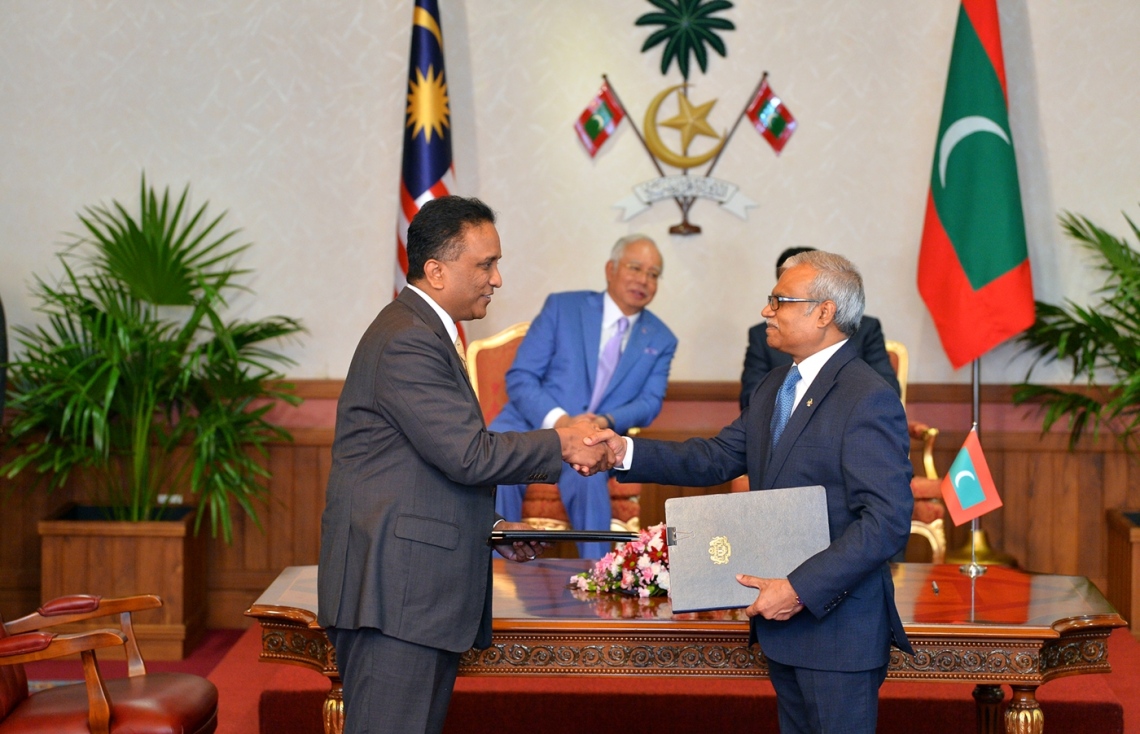 މާލެ: ޑިސެމްބަރު 20، 2017- ރާއްޖޭގެ ކަލްޗަރަލް ސެންޓަރެއް މެލޭޝިއާގައި ގާއިމް ކުރުމުގެ އެއްބަސްވުމުގައި ރާއްޖޭގެ ފޮރިން މިނިސްޓަރު މުހައްމަދު އާސިމް (ކ) ސޮއިކުރެއްވުމަށް ފަހު އެއްބަސްވުން ބަދަލުކުރައްވަނީ.---ފޮޓޯ: ރައީސް އޮފީސް