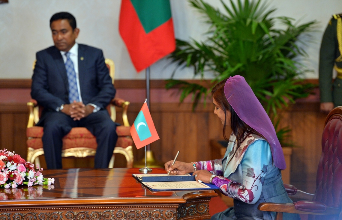 މާލެ: ޑިސެމްބަރު 20، 2017- ދިވެހި ދަރިވަރުންނަށް މެލޭޝިއާގައި މަތީ ތައުލީމުގެ ފުރުސަތު ހޯދައިދިނުމާ ގުޅޭ އެއްބަސްވުމުގައި ރާއްޖޭގެ އެޑިއުކޭޝަން މިނިސްޓަރު އާއިޝަތު ޝިހާމް ސޮއިކުރައްވަނީ.---ފޮޓޯ: ރައީސް އޮފީސް