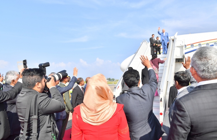 މެލޭޝިއާގެ ބޮޑުވަޒީރުގެ ދެކަނބަލުން ފުރާވަޑައިގެންފި