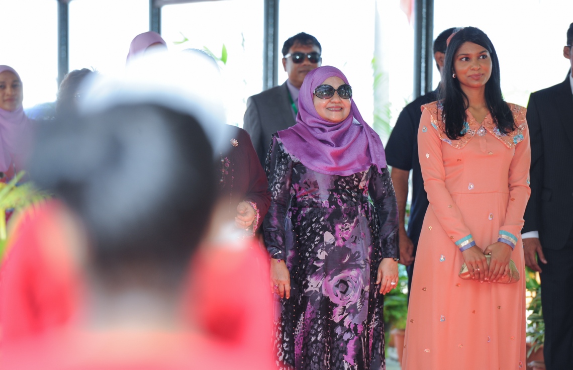 ހުޅުމާލެ: ޑިސެމްބަރު 20، 2017- މެލޭޝިއާގެ ބޮޑުވަޒީރު ނަޖީބު ރައްޒާގުގެ އަނބިކަނބަލުން ޕަޑުކާ ސެރީ ރޮސްމާހް މަންސޫރު، ހުޅުމާލޭގައި ހުންނަ ކުޑަކުދިން ބަލަހައްޓާ މަރުކަޒު، ފިޔަވައްޗަށް ޒިޔާރަތް ކުރައްވާތީ، ރާއްޖޭގެ ރައީސް ޔާމީންގެ އަނބިކަނބަލުން ފާތިމަތު އިބްރާހީމް (ވ) އަދި ޖެންޑާ މިނިސްޓަރު ޒެނީޝާ އިސްތިގުބާލުގައި މަޑުކޮށްލައްވައިގެން.---ފޮޓޯ: ރައީސް އޮފީސް