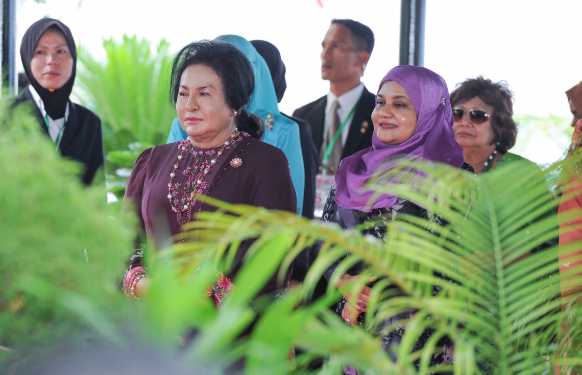 ހުޅުމާލެ: ޑިސެމްބަރު 20، 2017- މެލޭޝިއާގެ ބޮޑުވަޒީރު ނަޖީބު ރައްޒާގުގެ އަނބިކަނބަލުން ޕަޑުކާ ސެރީ ރޮސްމާހް މަންސޫރު، ހުޅުމާލޭގައި ހުންނަ ކުޑަކުދިން ބަލަހައްޓާ މަރުކަޒު، ފިޔަވައްޗަށް ޒިޔާރަތް ކުރައްވާއިރު، ރާއްޖޭގެ ރައީސް ޔާމީންގެ އަނބިކަނބަލުން ފަސްޓް ލޭޑީ ފާތިމަތު އިބްރާހީމް (ކ) އެކަމަނާގެ އަރިހުގައި މަޑުކޮށްލައްވައިގެން.---ފޮޓޯ: ރައީސް އޮފީސް