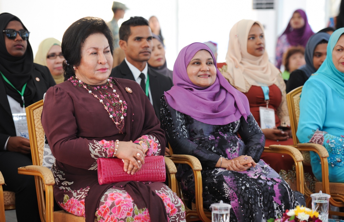 ހުޅުމާލެ: ޑިސެމްބަރު 20، 2017- މެލޭޝިއާގެ ބޮޑުވަޒީރު ނަޖީބު ރައްޒާގުގެ އަނބިކަނބަލުން ޕަޑުކާ ސެރީ ރޮސްމާހް މަންސޫރު، ހުޅުމާލޭގައި ހުންނަ ކުޑަކުދިން ބަލަހައްޓާ މަރުކަޒު، ފިޔަވައްޗަށް ޒިޔާރަތް ކުރައްވާއިރު، ރާއްޖޭގެ ރައީސް ޔާމީންގެ އަނބިކަނބަލުން ފަސްޓް ލޭޑީ ފާތިމަތު އިބްރާހީމް (ކ) އެކަމަނާގެ އަރިހުގައި މަޑުކޮށްލައްވައިގެން.---ފޮޓޯ: ރައީސް އޮފީސް