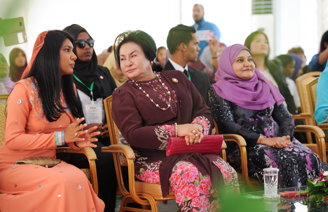 ހުޅުމާލެ: ޑިސެމްބަރު 20، 2017- މެލޭޝިއާގެ ބޮޑުވަޒީރު ނަޖީބު ރައްޒާގުގެ އަނބިކަނބަލުން ޕަޑުކާ ސެރީ ރޮސްމާހް މަންސޫރު (މ)، ހުޅުމާލޭގައި ހުންނަ ކުޑަކުދިން ބަލަހައްޓާ މަރުކަޒު، ފިޔަވައްޗަށް ޒިޔާރަތް ކުރައްވާއިރު، ރާއްޖޭގެ ރައީސް ޔާމީންގެ އަނބިކަނބަލުން ފަސްޓް ލޭޑީ ފާތިމަތު އިބްރާހީމް (ކ) އަދި ޖެންޑާ މިނިސްޓަރު ޒެނީޝާ ޒަކީ އާއި ނަޖީބުގެ އަނބިކަނބަލުން ވާހަކަ ދައްކަވަނީ.---ފޮޓޯ: ރައީސް އޮފީސް