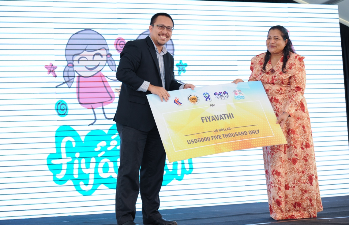 ހުޅުމާލެ: ޑިސެމްބަރު 20، 2017- މެލޭޝިއާގެ ބޮޑުވަޒީރު ނަޖީބު ރައްޒާގުގެ އަނބިކަނބަލުން ޕަޑުކާ ސެރީ ރޮސްމާހް މަންސޫރު، ހުޅުމާލޭގައި ހުންނަ ކުޑަކުދިން ބަލަހައްޓާ މަރުކަޒު ފިޔަވައްޗަށް ކުރެއްވި ޒިޔާރަތުގައި، މެލޭޝިއާގެ އިންޓަނޭޝަނަލް ޔޫތު ސެންޓަރުގެ ފަރާތުން ފިޔަވައްޗަށް ދިން އެހީ ހަވާލުކޮށްދެއްވަނީ.---ފޮޓޯ: ރައީސް އޮފީސް