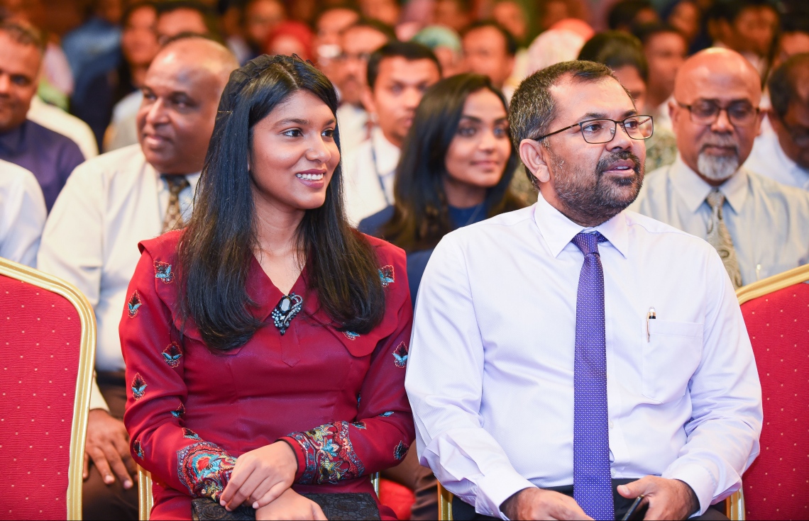 މާލެ: ޑިސެމްބަރު 21، 2017: 2050 ސްކޮލަޝިޕް ލޯންޗުކުރަން ދަރުބާރުގޭގައި ބޭއްވި ރަސްމިއްޔާތުގައި، ޓޫރިޒަމް މިނިސްޓަރު މޫސާ ޒަމީރު(ކ) އަދި ޖެންޑާ މިނިސްޓަރު ޒެނީޝާ ޝަހީދު ޒަކީ(ވ) ބައިވެރިވެވަޑައިގަންނަވަނީ-- ފޮޓޯ: ނިޝާން އަލީ/ މިހާރު