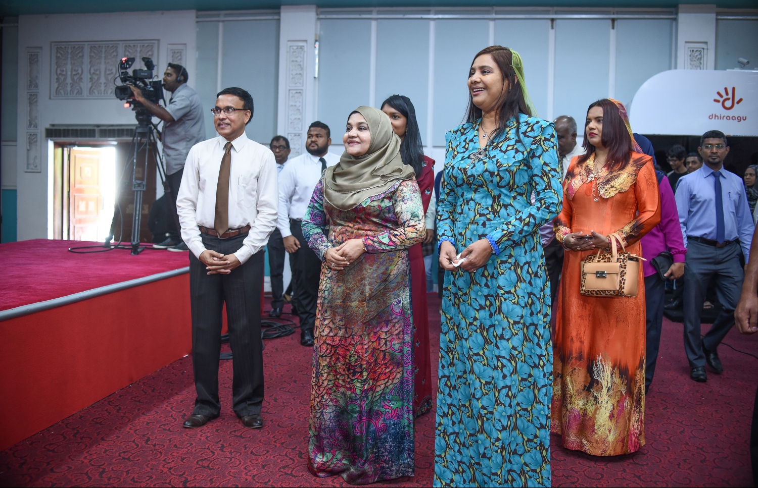 2050 ސްކޮލަޝިޕް ލޯންޗުކުރަން ދަރުބާރުގޭގައި މިއަދު ބޭއްވި ރަސްމިއްޔާތުގައި، ފަސްޓް ލޭޑީ ފާތުން (މ) އަދި ކެބިނެޓުގެ ބައެއް ވަޒީރުން ބައިވެރިވެވަޑައިގަންނަވަނީ-- ފޮޓޯ: ނިޝާން އަލީ/ މިހާރު