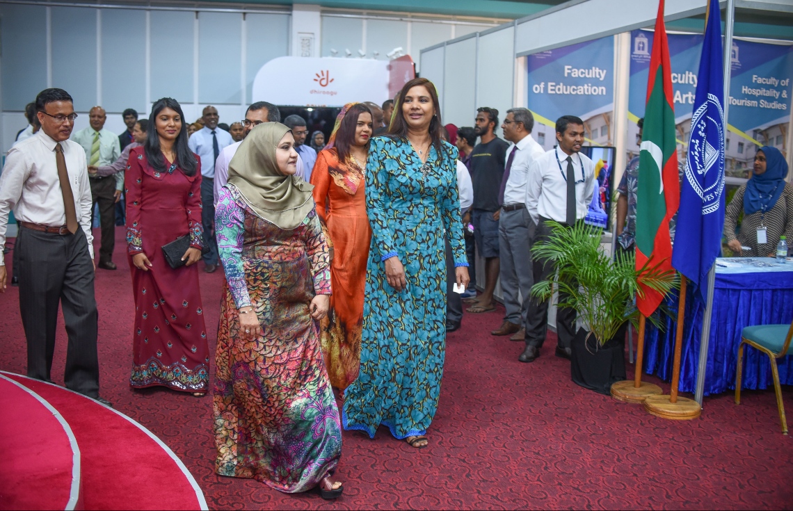 މާލެ: ޑިސެމްބަރު 21، 2017: 2050 ސްކޮލަޝިޕް ލޯންޗުކުރަން ދަރުބާރުގޭގައި ބޭއްވި ރަސްމިއްޔާތުގައި، ފަސްޓް ލޭޑީ ފާތިމަތު އިބްރާހީމް (މ) އަދި ކެބިނެޓުގެ ބައެއް ވަޒީރުން ބައިވެރިވެވަޑައިގަންނަވަނީ-- ފޮޓޯ: ނިޝާން އަލީ/ މިހާރު