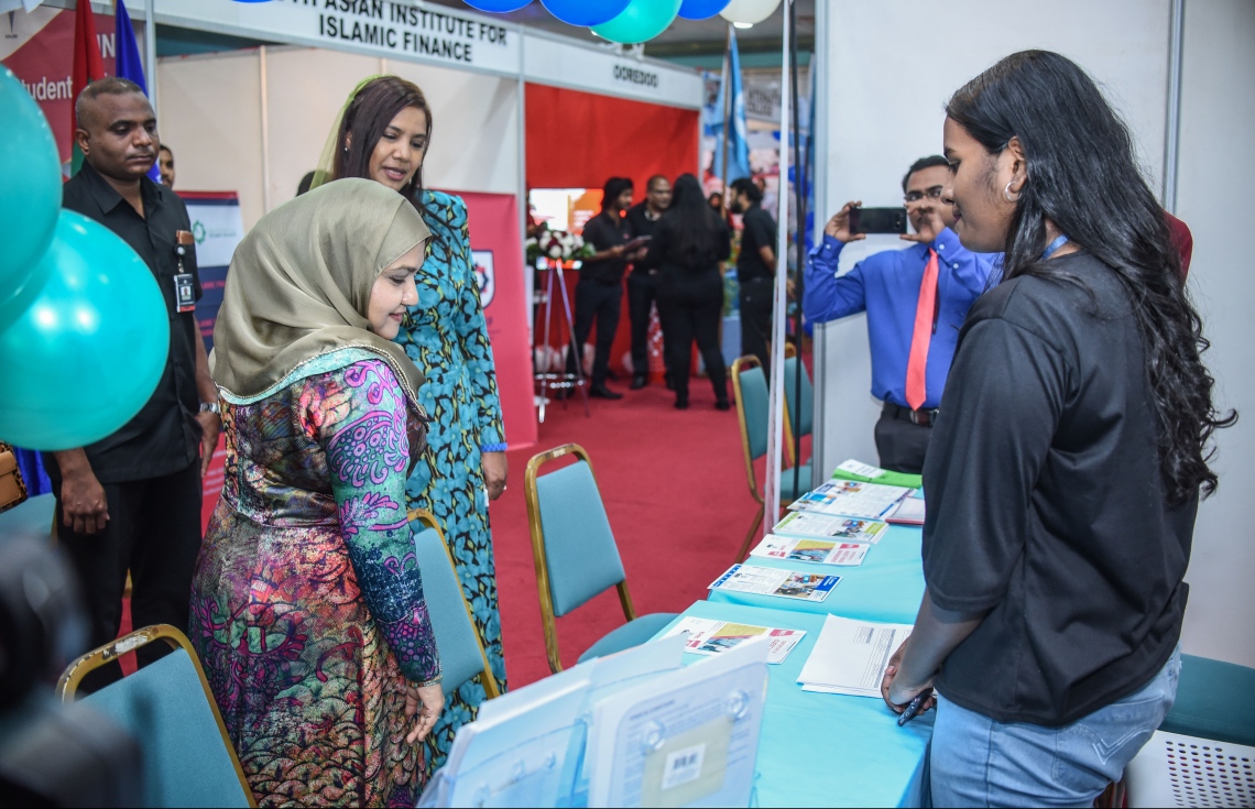 މާލެ:ޑިސެމްބަރު 21، 2017- މަތީ ތައުލީމަށް ކިޔެވުމަށް ސަރުކާރުން ދޭ 2050 ސްކޮލަޝިޕަށް މިއަދު ހުޅުވާލުމާ ގުޅިގެން، އެ ފުރުސަތަށް ހާއްސަކޮށްގެން ފެށި ފެއާގައި ހުރި ސްޓޯލެއް ފަސްޓް ލޭޑީ ފާތިމަތު އިބްރާހީމް ބައްލަވާލައްވަނީ: ރާއްޖޭގެ ދެ ޔުނިވާސިޓީ އާއި ކޮލެޖުތަކުން ހިންގާ ކޯސްތަކާ ބެހޭ މައުލޫމާތު ލިބޭ ފެއާ މިރޭ 10 ޖަހަންދެން ދަރުބާރުގޭގައި އޮންނާނެ.---ފޮޓޯ: ނިޝާން އަލީ/މިހާރު