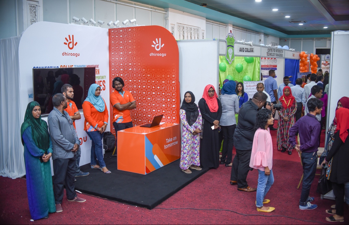 މާލެ:ޑިސެމްބަރު 21، 2017- މަތީ ތައުލީމަށް ކިޔެވުމަށް ސަރުކާރުން ދޭ 2050 ސްކޮލަޝިޕަށް މިއަދު ހުޅުވާލުމާ ގުޅިގެން، އެ ފުރުސަތަށް ހާއްސަކޮށްގެން ފެށި ފެއާގެ ތެރެއިން: ރާއްޖޭގެ ދެ ޔުނިވާސިޓީ އާއި ކޮލެޖުތަކުން ހިންގާ ކޯސްތަކާ ބެހޭ މައުލޫމާތު ލިބޭ ފެއާ މިރޭ 10 ޖަހަންދެން ދަރުބާރުގޭގައި އޮންނާނެ.---ފޮޓޯ: ނިޝާން އަލީ/މިހާރު