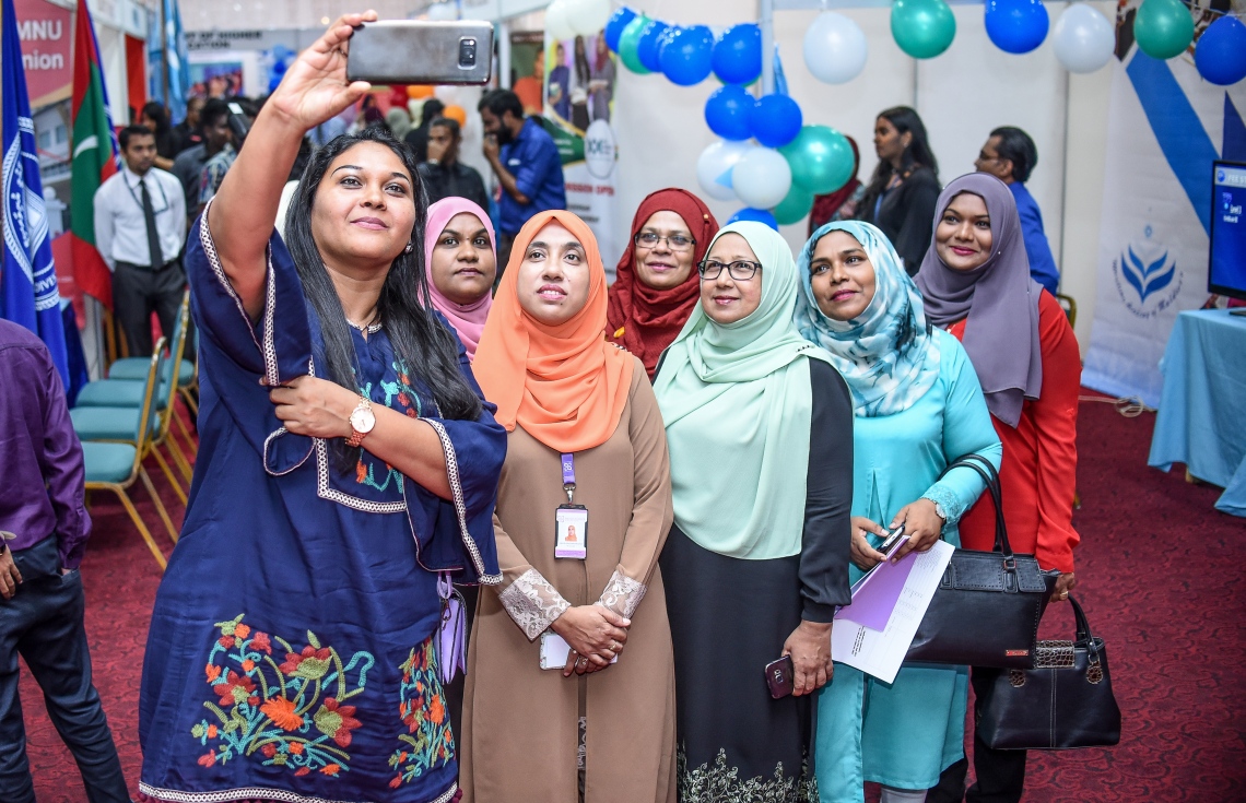 މާލެ:ޑިސެމްބަރު 21، 2017- މަތީ ތައުލީމަށް ކިޔެވުމަށް ސަރުކާރުން ދޭ 2050 ސްކޮލަޝިޕަށް މިއަދު ހުޅުވާލުމާ ގުޅިގެން، އެ ފުރުސަތަށް ހާއްސަކޮށްގެން ފެށި ފެއާގައި، މާލޭގެ ބައެއް ސްކޫލުތަކުގެ ވެރިން ސެލްފީއެއް ނަންގަވަނީ: ރާއްޖޭގެ ދެ ޔުނިވާސިޓީ އާއި ކޮލެޖުތަކުން ހިންގާ ކޯސްތަކާ ބެހޭ މައުލޫމާތު ލިބޭ ފެއާ މިރޭ 10 ޖަހަންދެން ދަރުބާރުގޭގައި އޮންނާނެ.---ފޮޓޯ: ނިޝާން އަލީ/މިހާރު