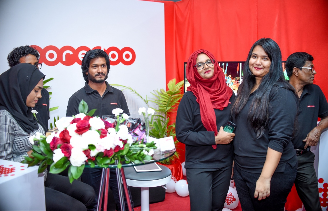 މާލެ:ޑިސެމްބަރު 21، 2017- މަތީ ތައުލީމަށް ކިޔެވުމަށް ސަރުކާރުން ދޭ 2050 ސްކޮލަޝިޕަށް މިއަދު ހުޅުވާލުމާ ގުޅިގެން، އެ ފުރުސަތަށް ހާއްސަކޮށްގެން ފެށި ފެއާގައި ހުރި އުރީދޫގެ ސްޓޯލްގައި އެ ކުންފުނީގެ ބައެއް މުވައްޒަފުން ހަރަކާތްތެރިވަނީ: ރާއްޖޭގެ ދެ ޔުނިވާސިޓީ އާއި ކޮލެޖުތަކުން ހިންގާ ކޯސްތަކާ ބެހޭ މައުލޫމާތު ލިބޭ ފެއާ މިރޭ 10 ޖަހަންދެން ދަރުބާރުގޭގައި އޮންނާނެ.---ފޮޓޯ: ނިޝާން އަލީ/މިހާރު