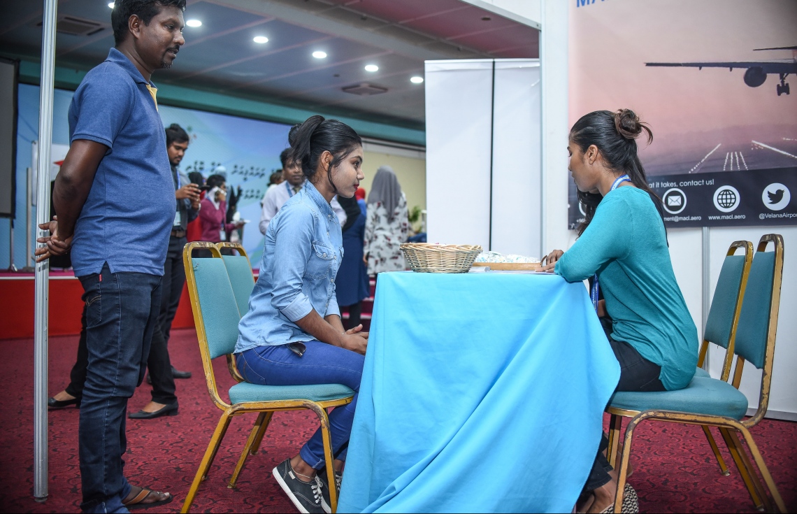 މާލެ:ޑިސެމްބަރު 21، 2017- މަތީ ތައުލީމަށް ކިޔެވުމަށް ސަރުކާރުން ދޭ 2050 ސްކޮލަޝިޕަށް މިއަދު ހުޅުވާލުމާ ގުޅިގެން، އެ ފުރުސަތަށް ހާއްސަކޮށްގެން ފެށި ފެއާގައި ހުރި ސްޓޯލަކުން މައުލޫމާތު ދެނީ: ރާއްޖޭގެ ދެ ޔުނިވާސިޓީ އާއި ކޮލެޖުތަކުން ހިންގާ ކޯސްތަކާ ބެހޭ މައުލޫމާތު ލިބޭ ފެއާ މިރޭ 10 ޖަހަންދެން ދަރުބާރުގޭގައި އޮންނާނެ.---ފޮޓޯ: ނިޝާން އަލީ/މިހާރު