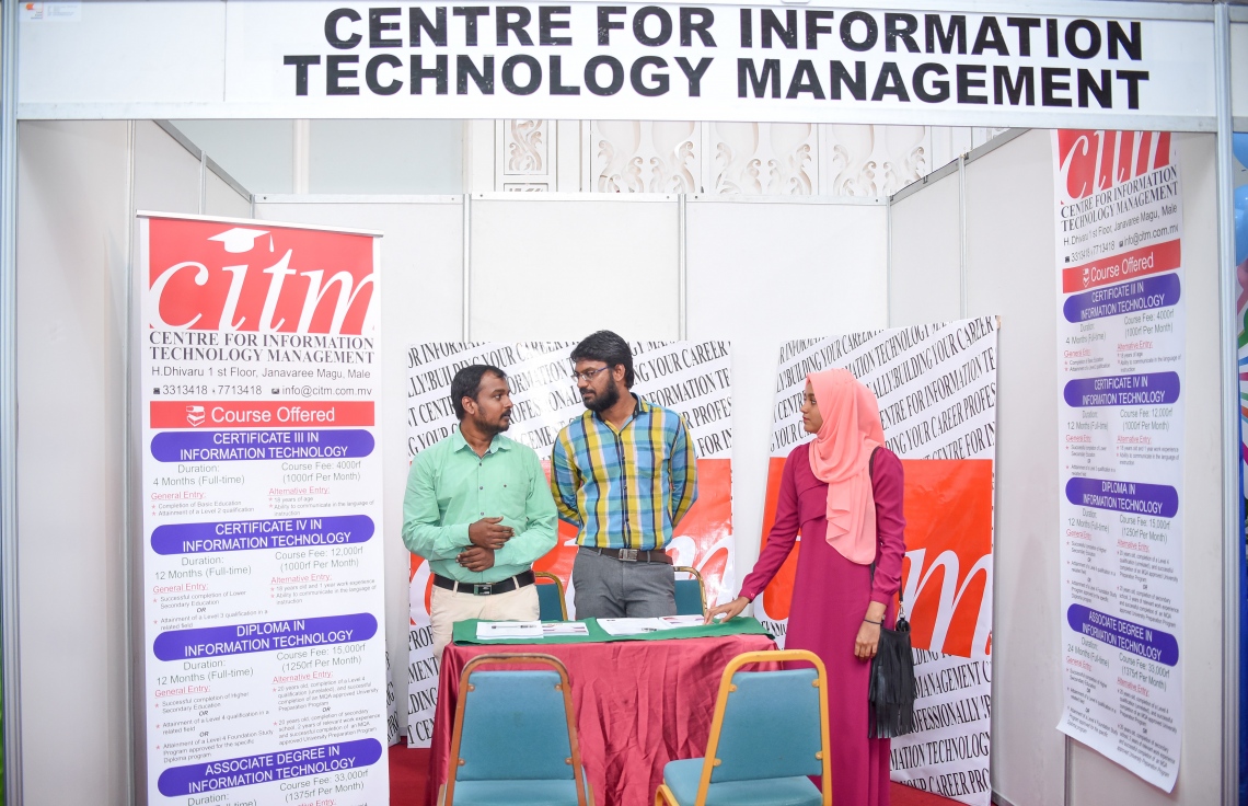 މާލެ:ޑިސެމްބަރު 21، 2017- މަތީ ތައުލީމަށް ކިޔެވުމަށް ސަރުކާރުން ދޭ 2050 ސްކޮލަޝިޕަށް މިއަދު ހުޅުވާލުމާ ގުޅިގެން، އެ ފުރުސަތަށް ހާއްސަކޮށްގެން ފެށި ފެއާގައި ހުރި ސީއައިޓީމް ކޮލެޖުގެ ސްޓޯލެއްގައި އެތަނުގެ މުވައްޒަފުންތަކެއް ހަރަކާތްތެރިވަނީ: ރާއްޖޭގެ ދެ ޔުނިވާސިޓީ އާއި ކޮލެޖުތަކުން ހިންގާ ކޯސްތަކާ ބެހޭ މައުލޫމާތު ލިބޭ ފެއާ މިރޭ 10 ޖަހަންދެން ދަރުބާރުގޭގައި އޮންނާނެ.---ފޮޓޯ: ނިޝާން އަލީ/މިހާރު