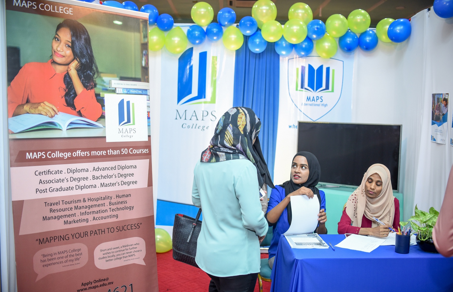 ދަރުބާރުގޭގައި މިއަދު ފެށި ފެއާގައި، މެޕްސް ކޮލެޖުގެ ސްޓޯލެއް: މިރޭ 10 ޖަހަންދެން ފެއާ ކުރިއަށްދާނެ-- ފޮޓޯ: ނިޝާން އަލީ/ މިހާރު